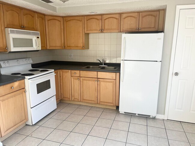 Building Photo - 6606 Chalice St