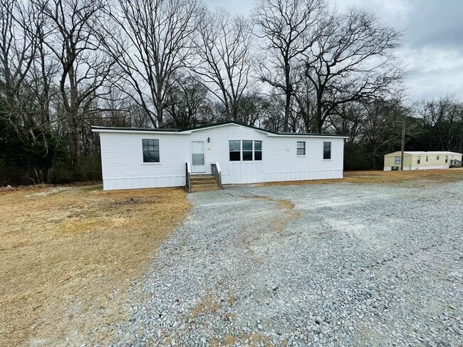 Building Photo - 3 BR, 2 BA doublewide in Pikeville school district