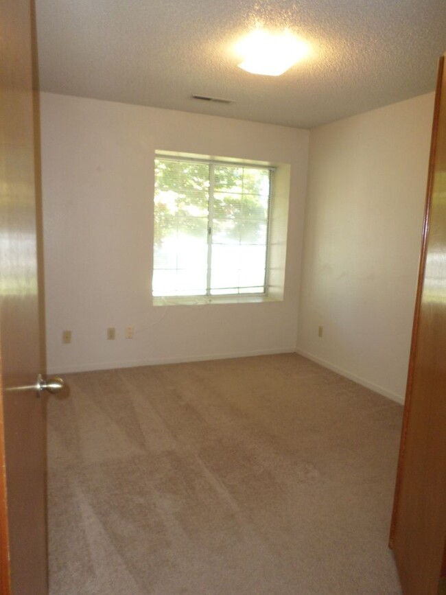 Building Photo - 838 Lehigh, Available Now!