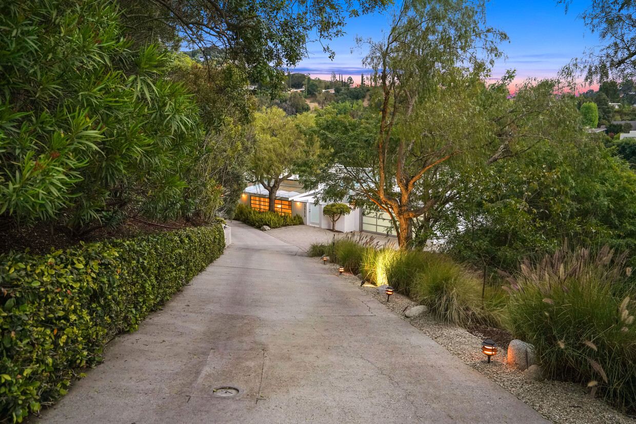 Primary Photo - 3525 Berry Dr