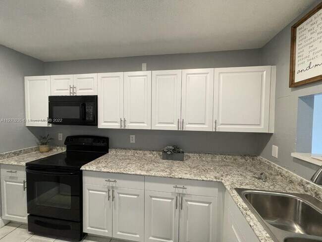 Building Photo - 2602 Riverside Dr
