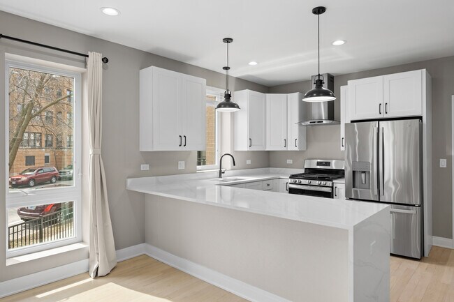 Foto del edificio - 7428 N Rogers Ave