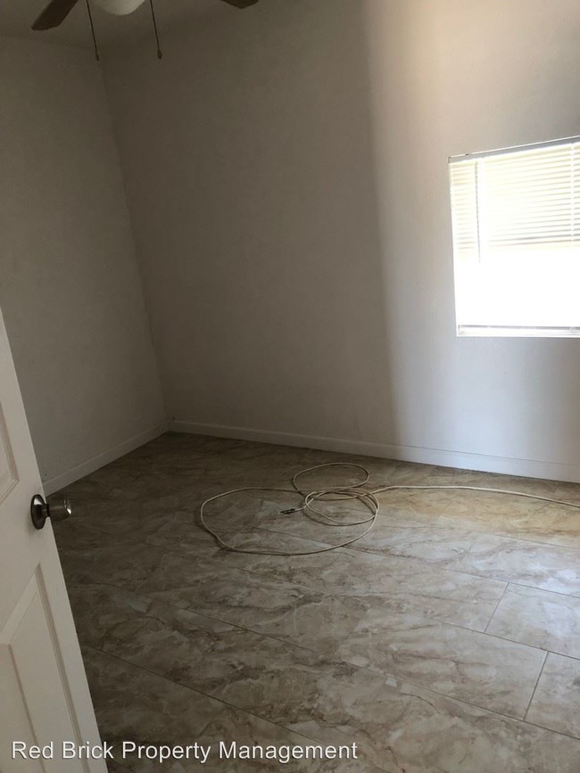 Building Photo - 3 br, 1.5 bath House - 491 E Roosevelt Rd.