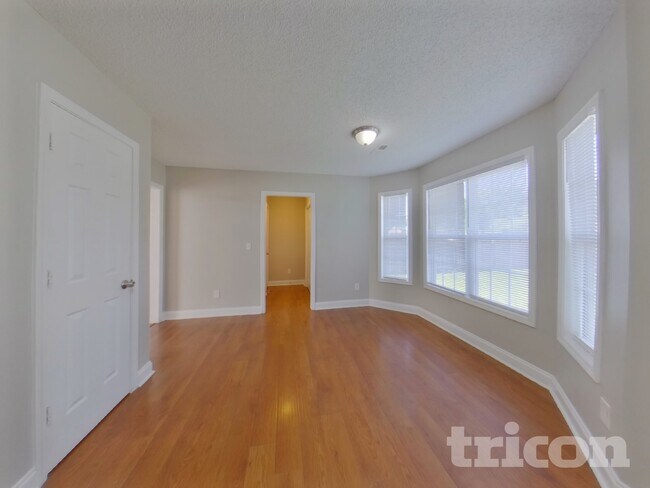 Foto del edificio - 323 Dexter Pl