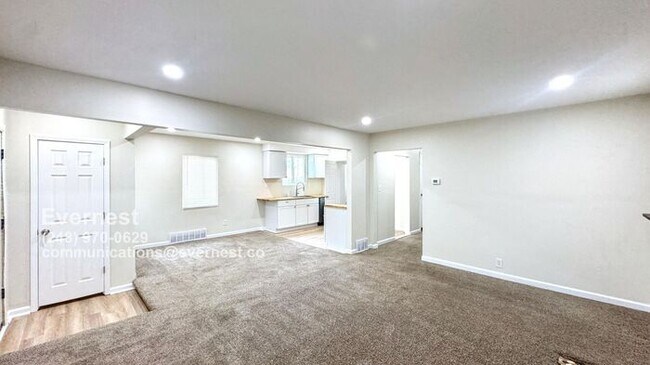 Foto del edificio - Charming 3-Bedroom Home with Fenced Yard a...