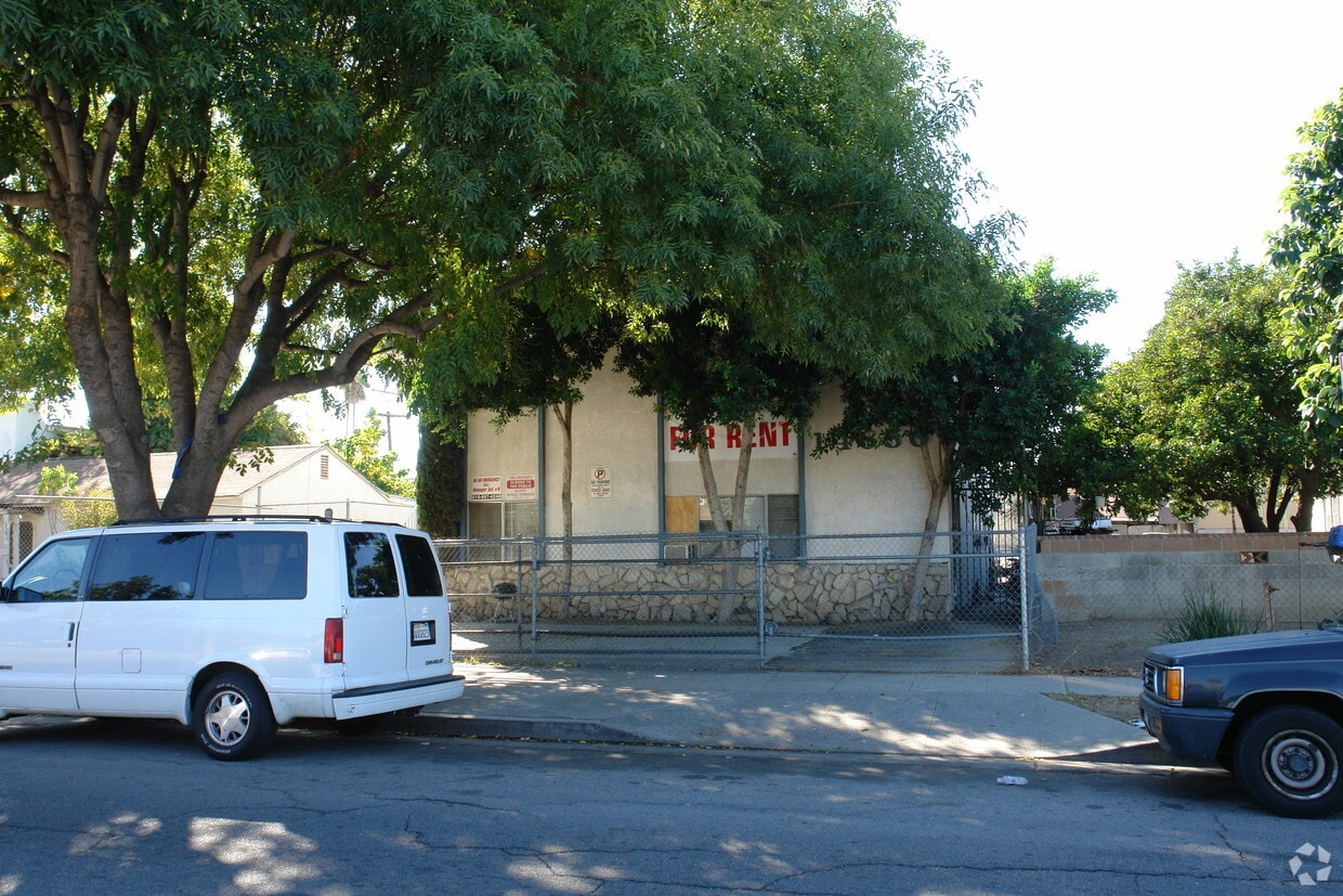 Building Photo - 14850 Delano St