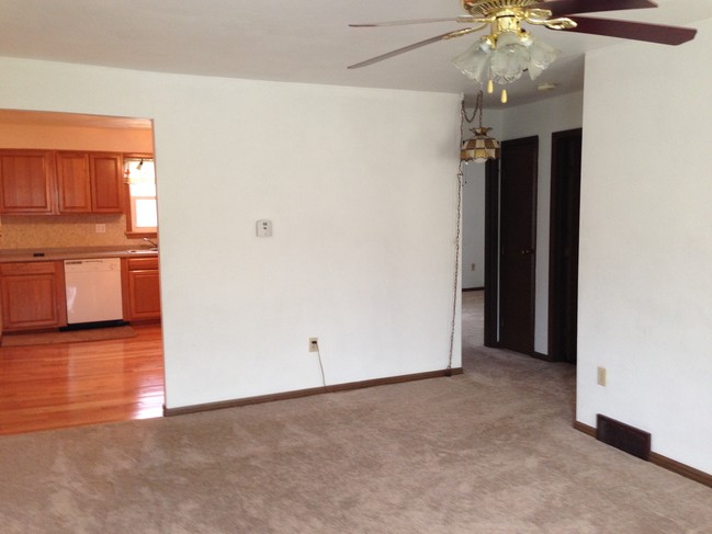 Livingroom - 8595 Kirsch Rd