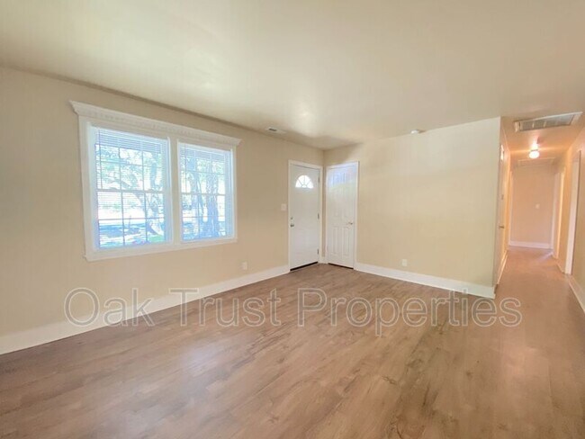 Foto del edificio - 1227 Mathis Ferry Rd