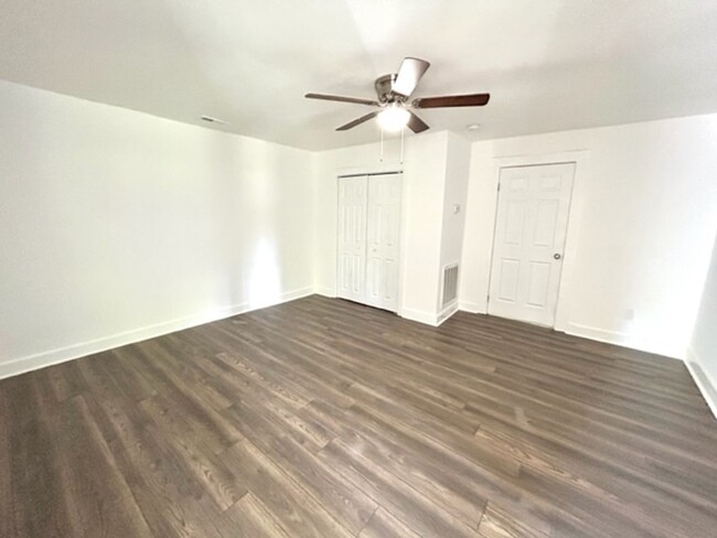 Building Photo - MOVE IN READY TWO BEDROOM ONE BATH - GREAT...