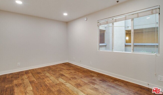 Foto del edificio - 7660 Beverly Blvd