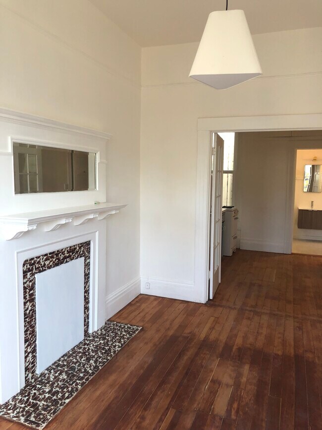 Front living room - 221 Jersey St