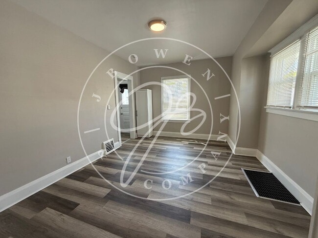 Building Photo - "Charming 3-Bedroom Gem with Granite countertops in West Toledo.