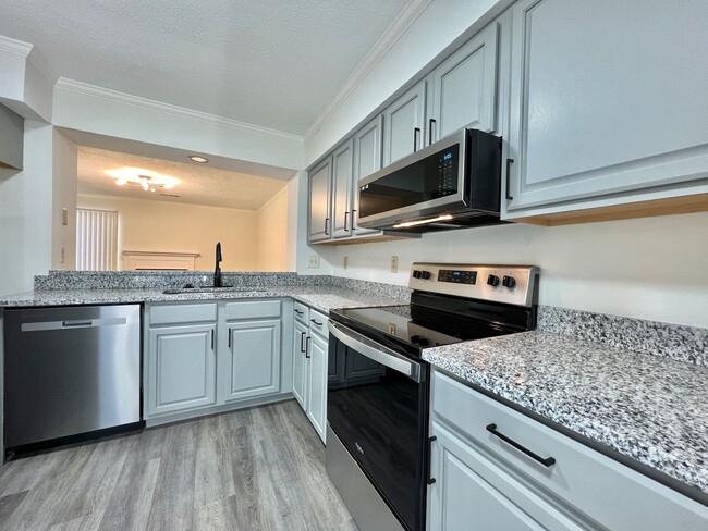Building Photo - Renovated 2 Bedroom, 1.5 Bath Townhouse