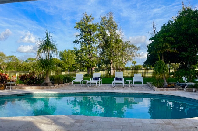 Patio trasero en el campo de golf - 301 NW 53rd St