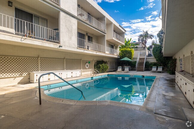 Piscina - 2700, 2704 Aviation Blvd.