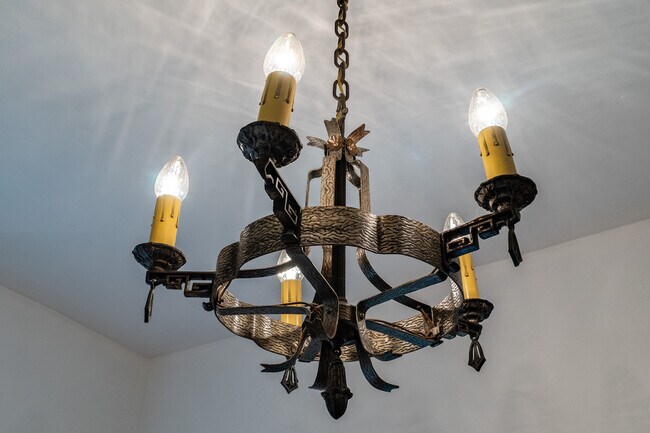 Vintage Lighting - 431 N Sycamore Ave