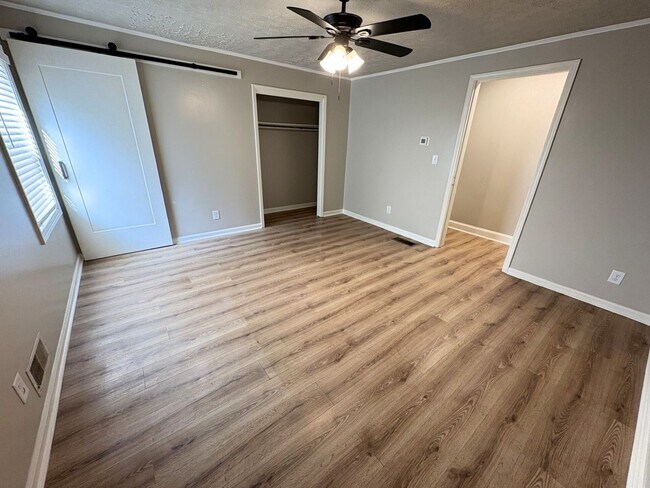 Foto del edificio - PRE-LEASING FOR AUGUST 9 2026!