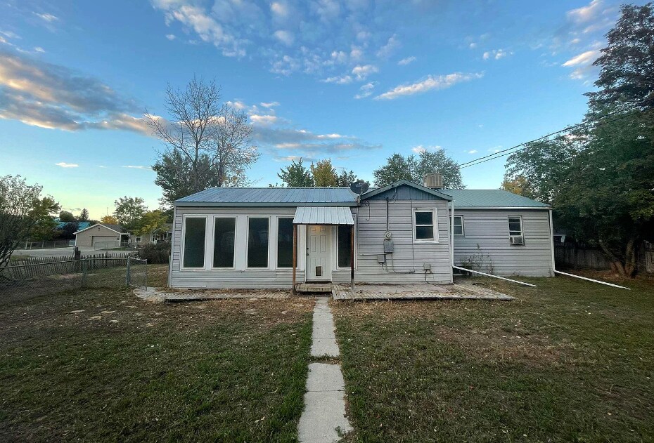 Primary Photo - 825 Amoretti St