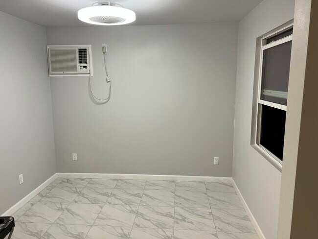 Living area - 1423 N Screenland Dr