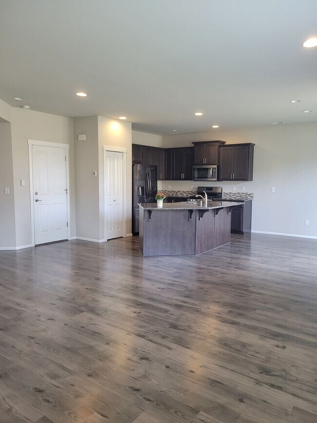 Foto del edificio - 3 bedroom home with 3 car garage on corner...