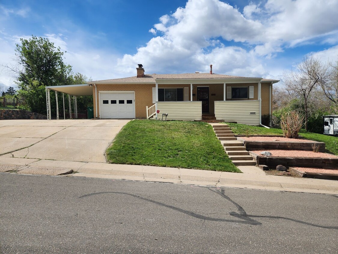 Foto principal - Spacious & Updated Home in Lakewood's Prem...