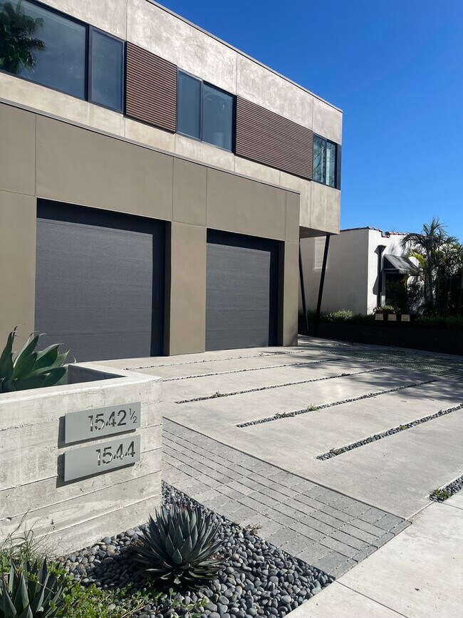 Building Photo - 1542 N Hoover St