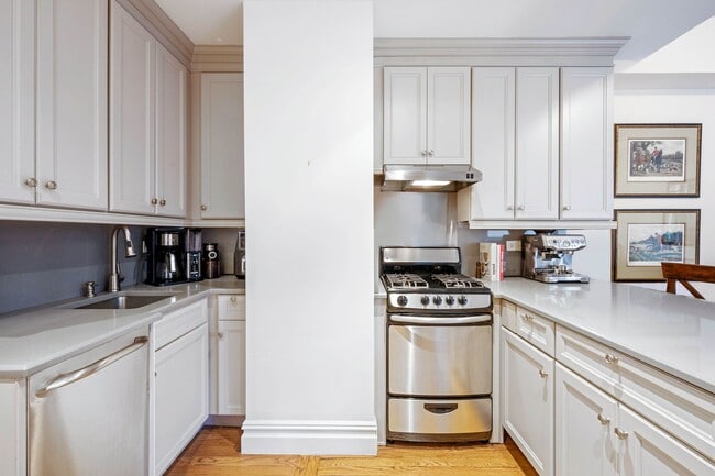 Building Photo - 157 E 72nd St