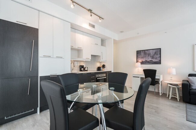 Building Photo - 199 Richmond St W