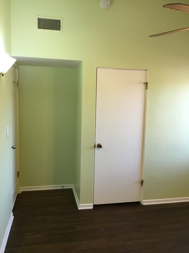 Foto del edificio - 16434 Chatsworth St