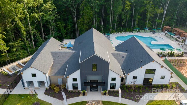 Building Photo - 5200 Oxford Pond Dr