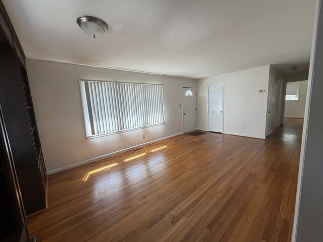 Foto del edificio - 1008 W Arlington Blvd