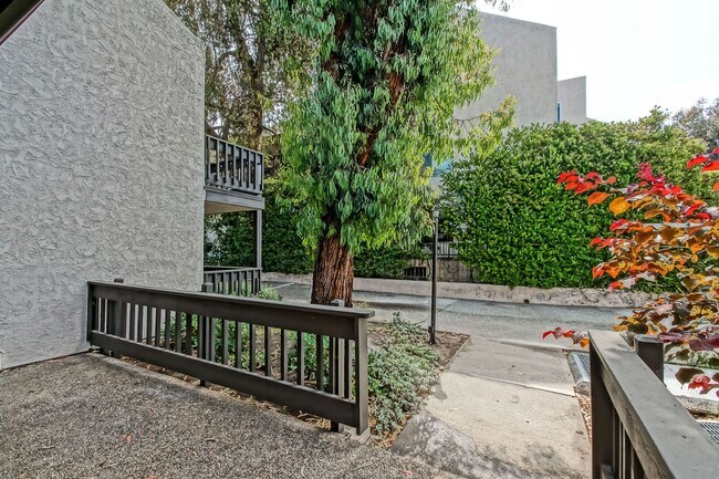 Foto del edificio - SPACIOUS, 2-STORY, 3BR2.5BA LAKESIDE CONDO...