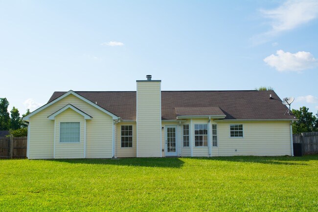 Foto del edificio - Exceptional 3BR / 2BA Ranch with Expansive Back Yard & Privacy Fence!