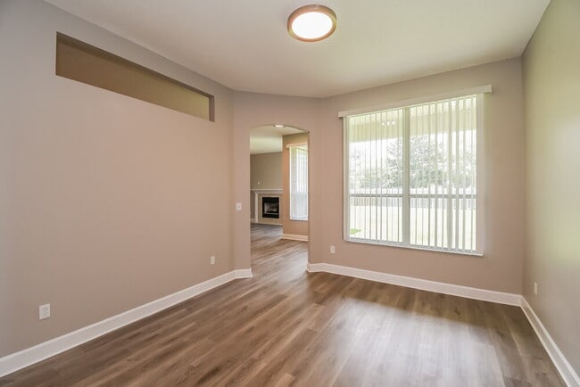 Foto del edificio - 1514 Falkland Rd E