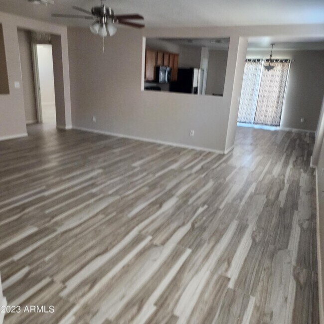 Foto del edificio - 15864 W Evans Dr