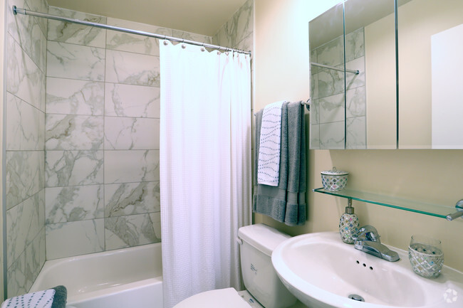 1BR, 1BA - Bathroom - The GLEN VIEW