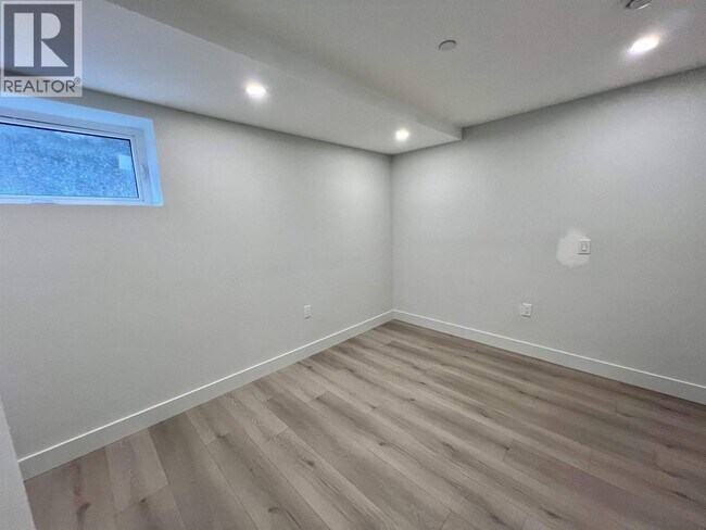 Photo du bâtiment - 105 E 39th Ave