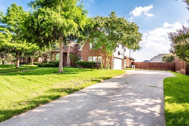 Building Photo - 915 Falcon Trail