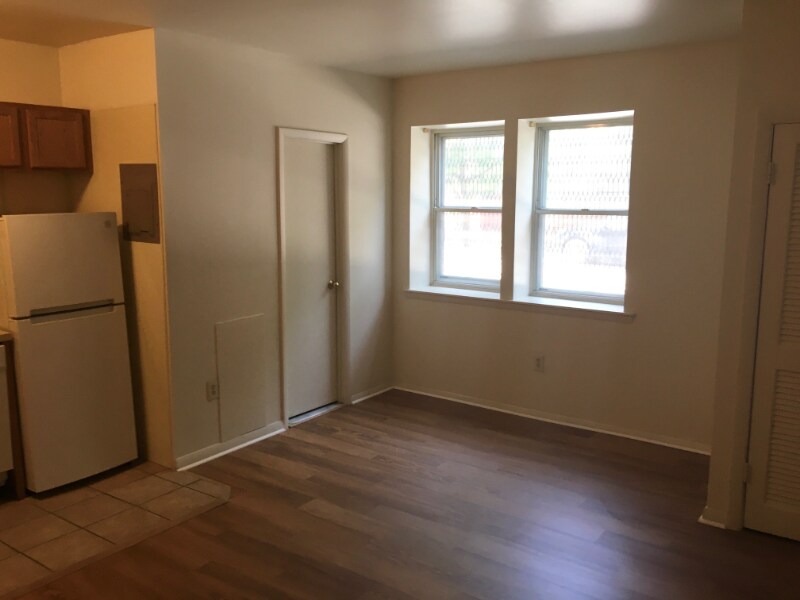 Primary Photo - 15 E Read St