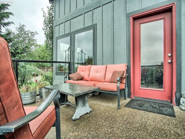 Building Photo - Beautiful 5 Bedroom, 6 Bathroom View Property