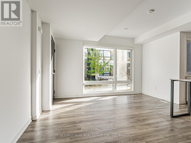 Photo du bâtiment - 30 Ed Clark Gdns