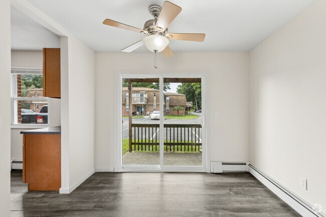 1BR, 1BA - 600SF - Dining Room - Country Manor Apartments
