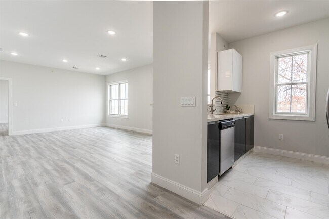 Building Photo - 144 Bergen Ave