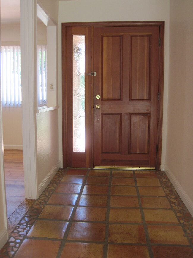 Foto del edificio - 1794 Crescent Dr