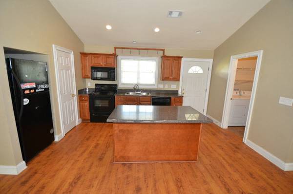 Building Photo - Eagles Landing Available in August!