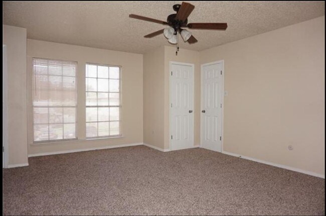 Relájese en esta espaciosa suite principal con baño completo propio, dos vestidores y mucho espacio de almacenamiento. - 2205 Chase Ct