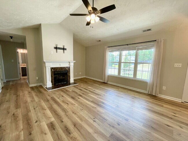 Foto del edificio - 3-Bed, 2-Bath Nest With Bonus Room In Faye...