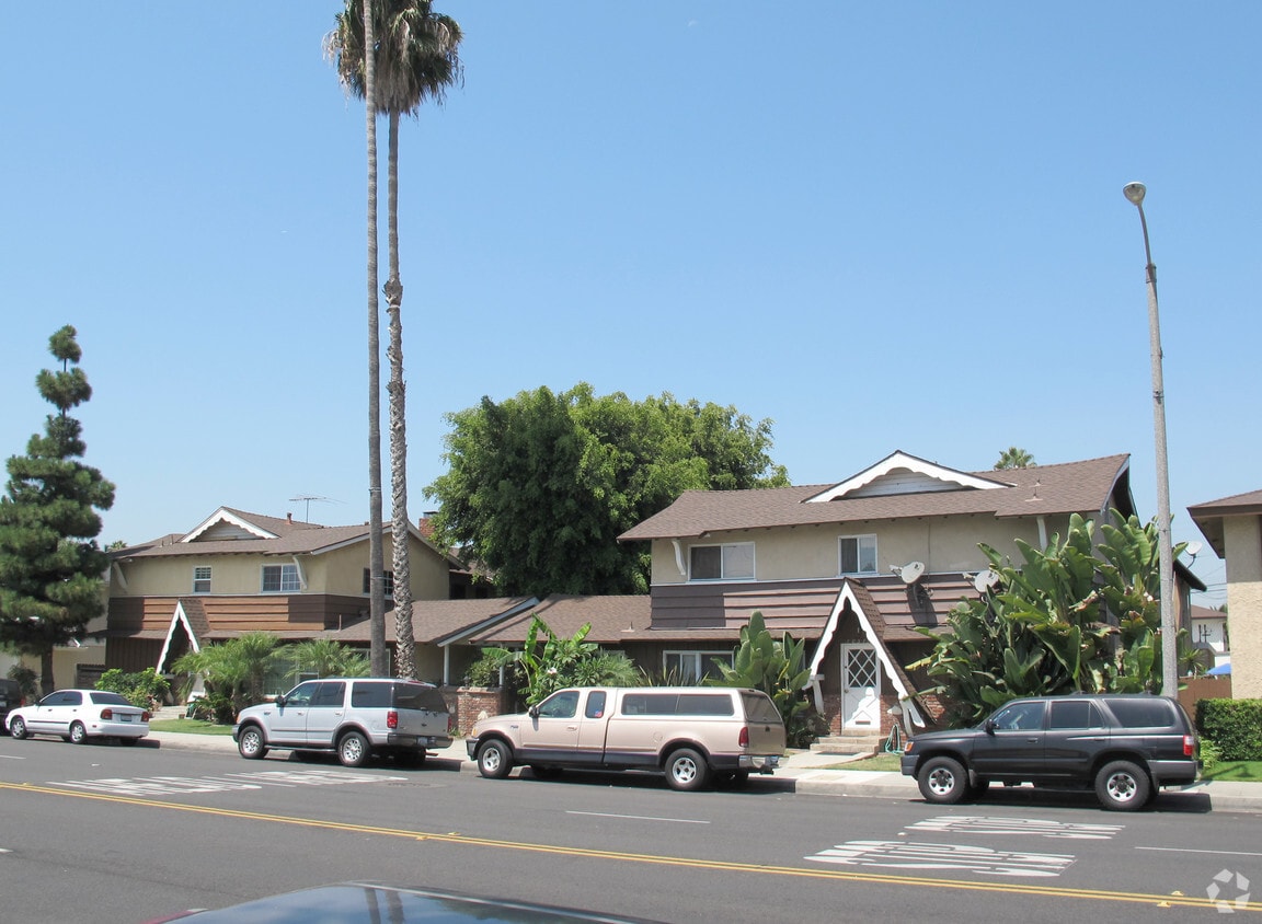 Building Photo - 10525 Downey Ave