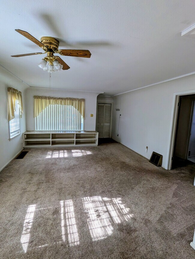 Sala de estar desde la cocina - 119 Farragut Ave