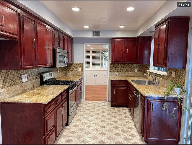 Building Photo - 1085 Riviera Dr